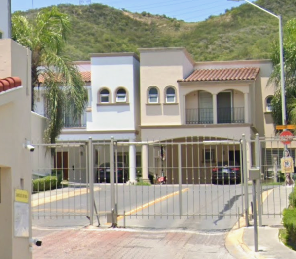 Venta de casa en Hacienda de las Sierra en San Pedro Garza Garcia N.L. en Recuperacion MB06