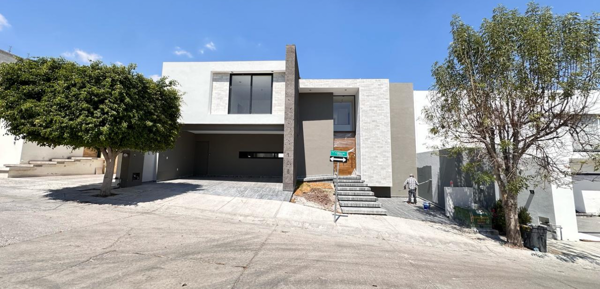 OPORTUNIDAD ÚNICA | CASA EN VENTA | CAÑADA DEL REFUGIO | 4 RECÁMARAS (UNA EN PLANTA BAJA) | LEÓN, GU
