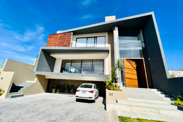 ESPECTACULAR CASA EN VENTA DE 3 HABITACIONES (TODAS AMPLIAS Y CON BAÑO COMPLETO) | 3 NIVELES | FRENT