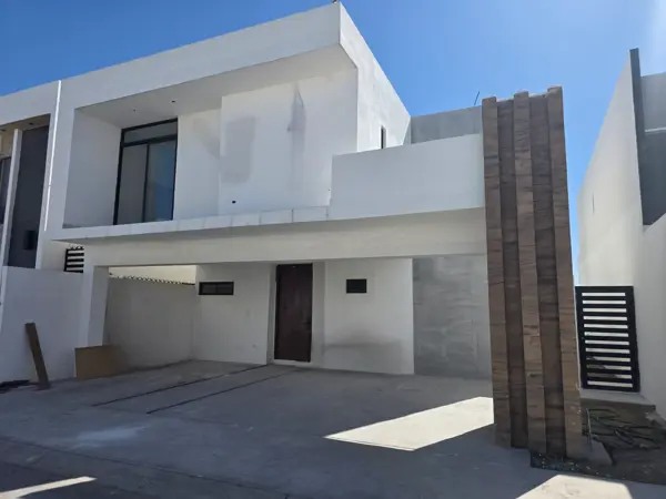 Casa en Villas del Renacimiento, Torreón con recámara en planta baja y jardín amplio