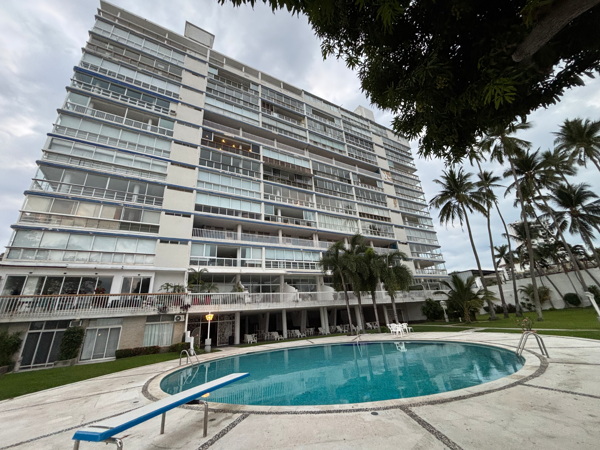 Departamento en Venta en Condominio Los Cocos con Acceso Privado a Playa, Acapulco
