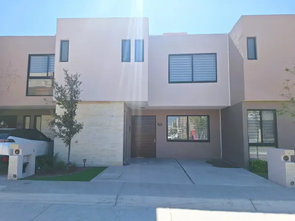 CASA EN VENTA EN ALTOS DEL MARQUES, A UN COSTADO DE EL CAMPANARIO