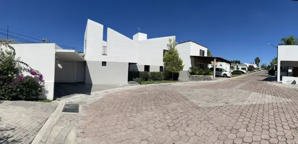 Casa en Privada con Recámara en Planta Baja en Juriquilla La Rica