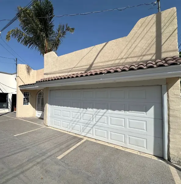 Casa en ESQUINA en RENTA- Villas de la Hacienda, Torreón con amplio estacionamiento