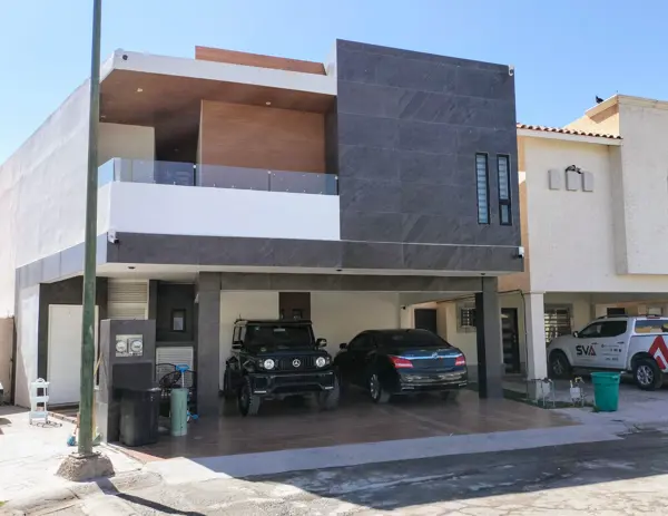 Hermosa casa en venta en Ampliación Senderos con alberca y 5 habitaciones