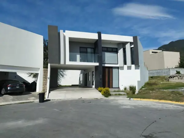 Casa en Venta en El Uro, Monterrey, Nuevo León 1