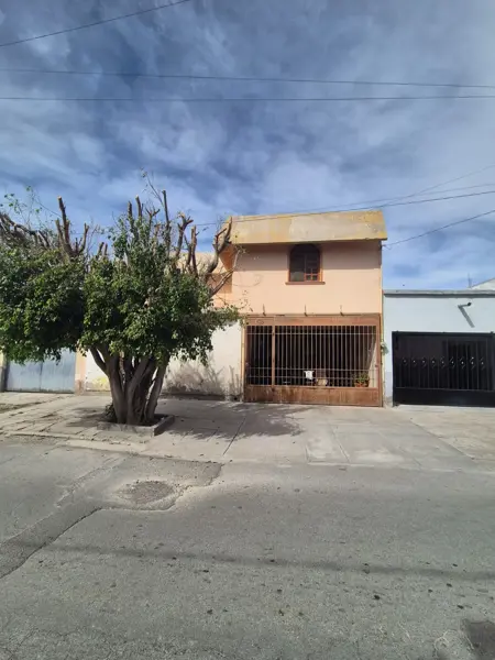 Oportunidad Inmobiliaria: Casa de 5 Recámaras en el Centro de Lerdo