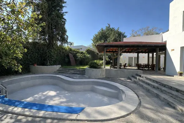Casa de Lujo con +1000 m2 de terreno en Las Fuentes con Alberca en Venta