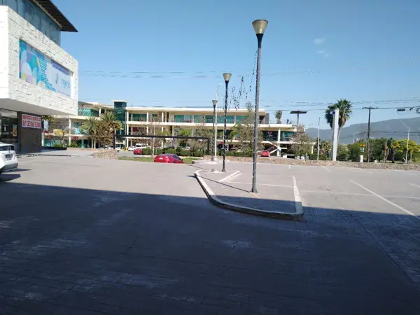Local en renta en Las Cumbres, Monterrey — foto 3 de 9