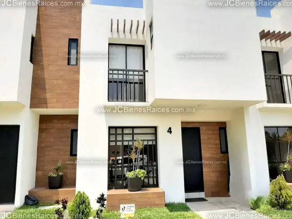 Casa en Venta con Alberca y Acceso Controlado Cerca del Aeropuerto