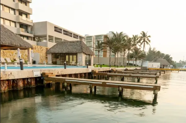 RENTO DEPARTAMENTO AMUEBLADO CON VISTA AL MAR; CON AMENIDADES Y EMBARCADERO PRIVADO.