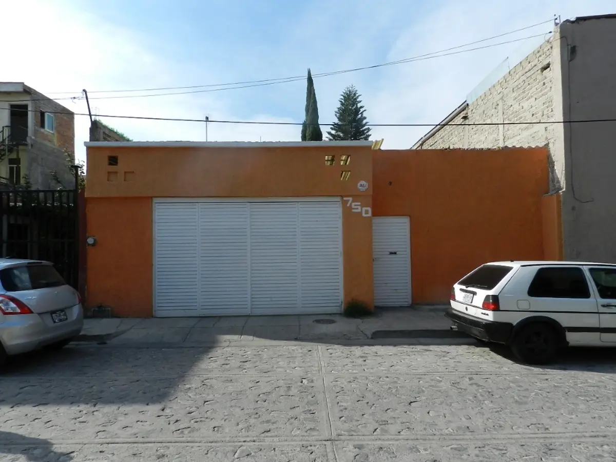 Casa en venta con amplio estacionamiento en Mariano Otero, Zapopan Casa en venta con amplio estacionamiento en Mariano Otero, Zapopan