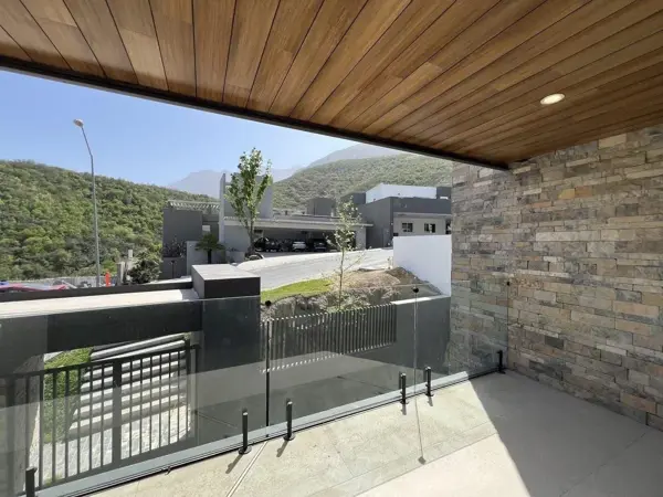 Residencia nueva a estrenar, Sierra Alta 9vo Sector 822m2 terreno 822m2 constr en 4niveles