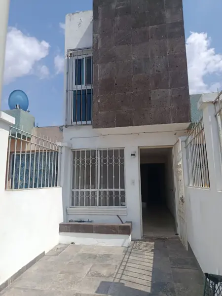 Casa en Heroes de Puebla 2 Niveles + 1 Area de Lavado y Servico