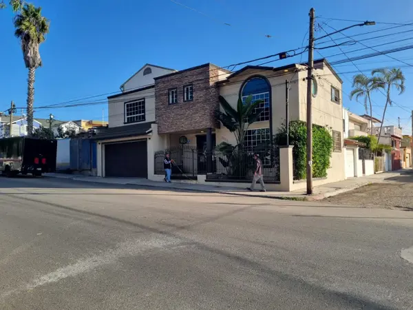 Casa en Esquina con Jacuzzi | Jardines del Sol Tijuana