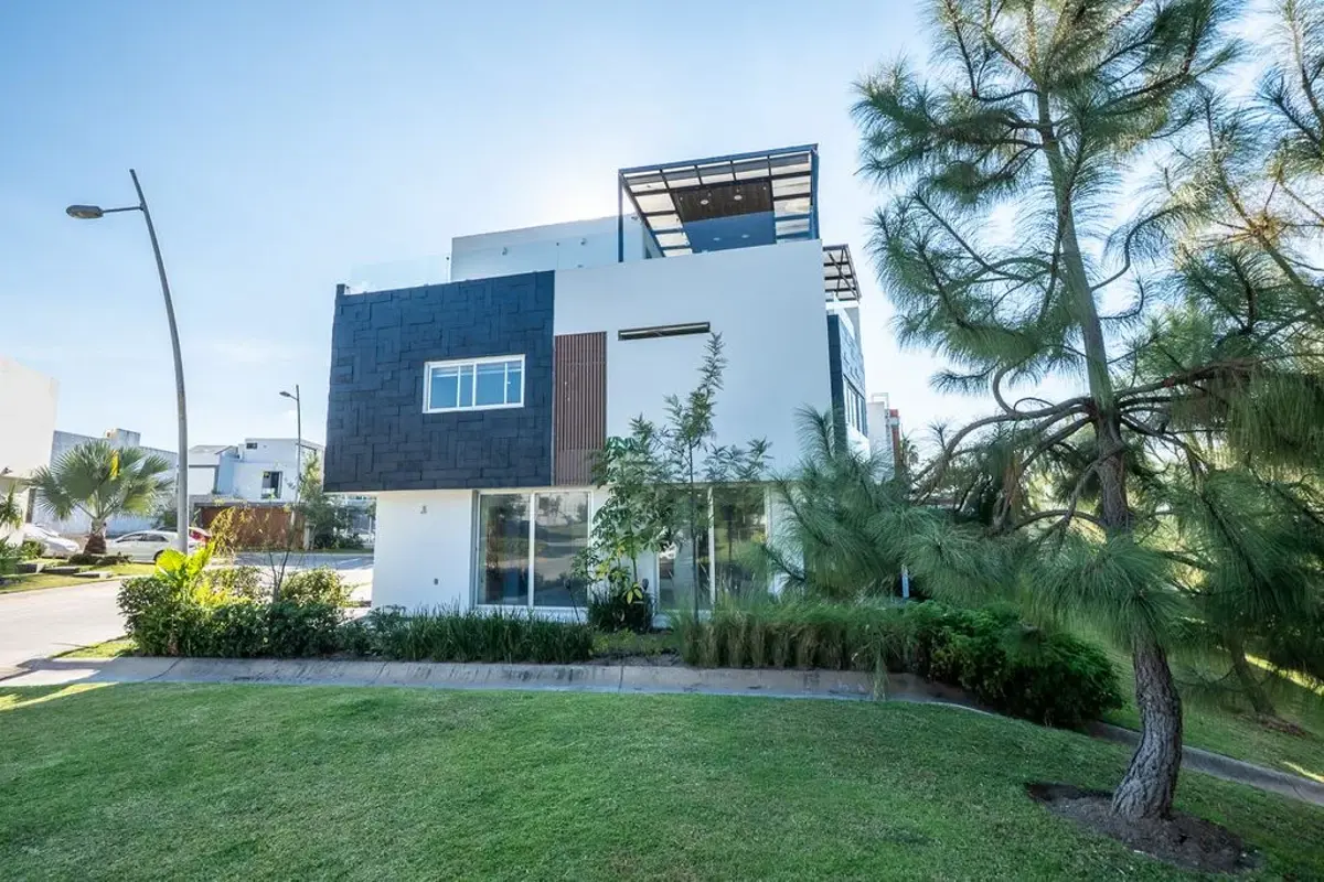 Casa en venta en Capital Norte, Zapopan — foto 1 de 23