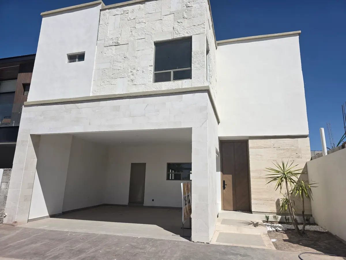 Casa en Viñedos, Torreón: Venta con Jardín y Amenidades Exclusivas Casa en Viñedos, Torreón: Venta con Jardín y Amenidades Exclusivas