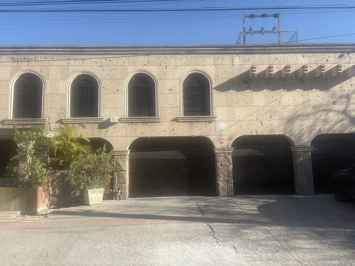 Edificio en venta en Mitras Centro, Monterrey — foto 1 de 30