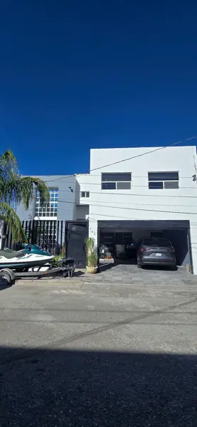 Casa en venta en Cerrada El Oasis, Torreón | 4 recámaras (1 recámara en planta baja)