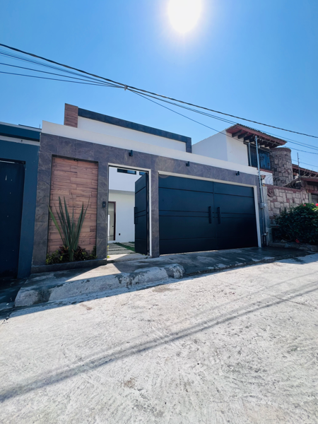 Hermosa Casa en Privada en Lomas de Ahuatlan