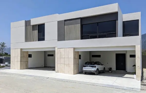 Casa en Venta en Carretera Nacional, Santiago - Amplios Espacios y Servicios Cercanos