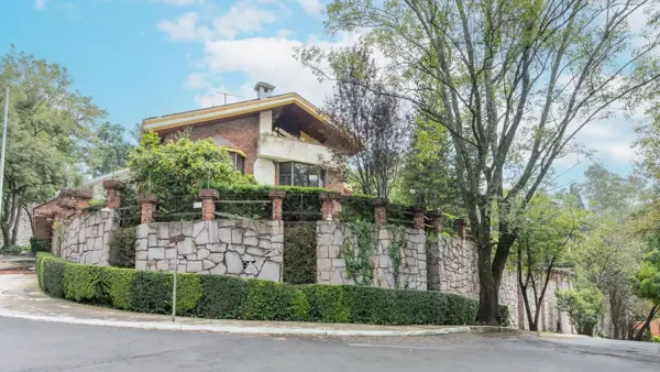 Casa de 3 niveles con Jardín en Bosques de las Lomas | 700m2 | 4 Recamas | 4 Autos