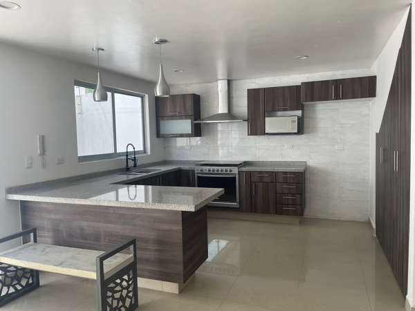 Casa en venta en fraccionamiento cerca a periférico en San Pedro Cholula, Puebla