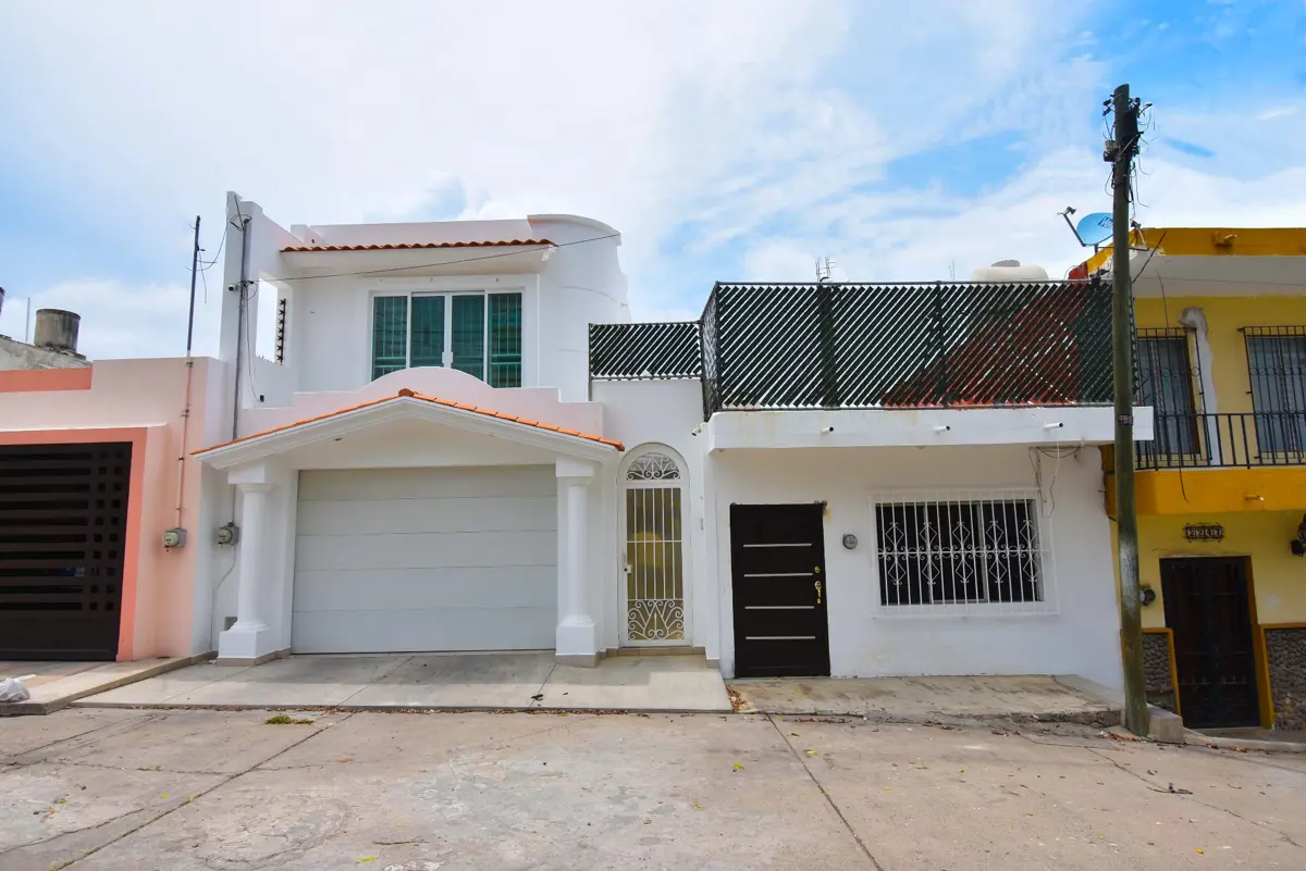 Casa en venta en Mazatlán Centro, Mazatlán — foto 1 de 46