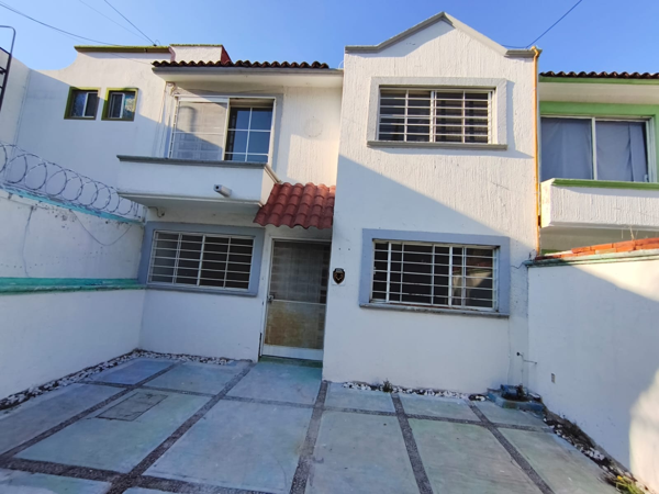 Casa en venta a 5 minutos del centro de Querétaro, 3 recámaras, cerca de servicios