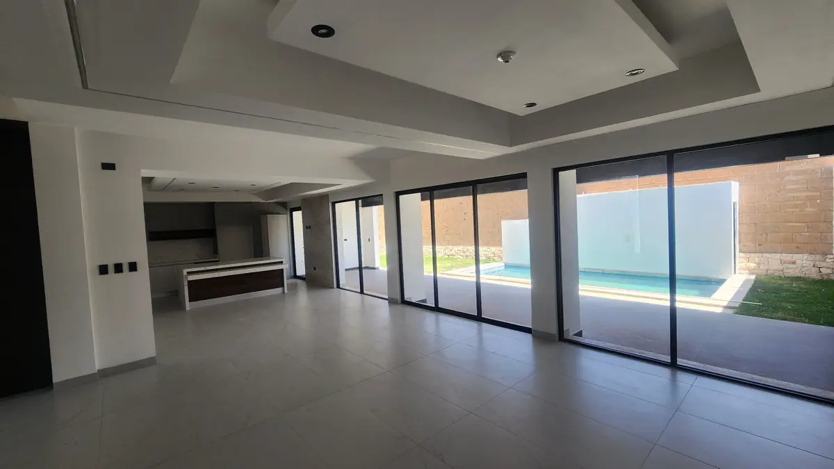 Vista 4 de Casa en Venta con alberca en Las Villas