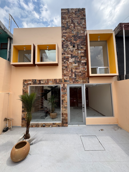 Casa en Venta a pie de calle colonia Gobernadores, muy cerca de la Universidad Anahuac y cd judicial