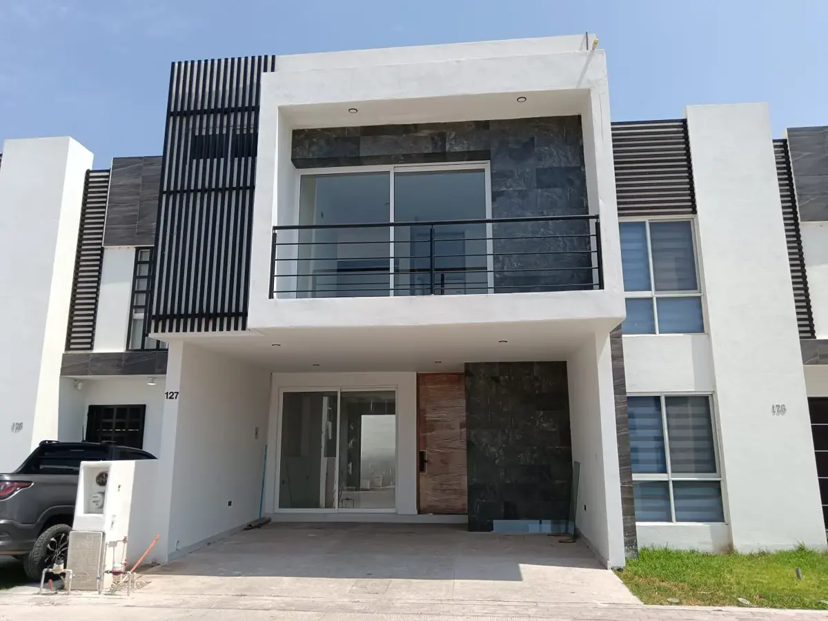 Casa en venta en Villas de Bernalejo, Irapuato — foto 1 de 18