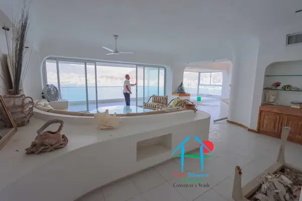Departamento para restaurar con 4 recámaras, roof garden y vista al mar