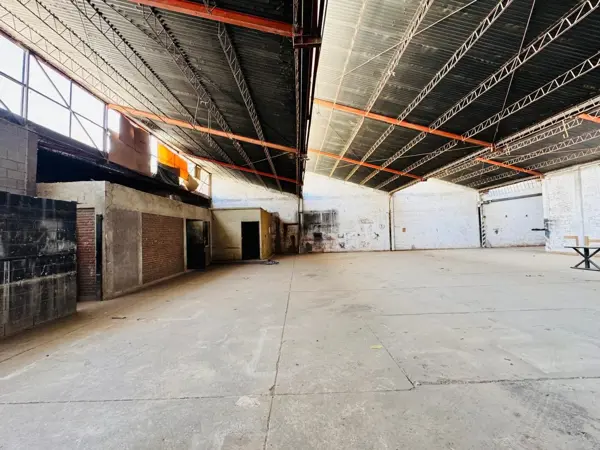 BODEGA EN RENTA CON ÁREA DE OFICINA/NEGOCIO, A MEDIA CUADRA DE BLVD INDEPENDENCIA