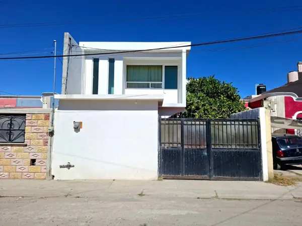 SE VENDE CASA ATRÁS DE TULIPANES DE 2 NIVELES Y 3 HABITACIONES