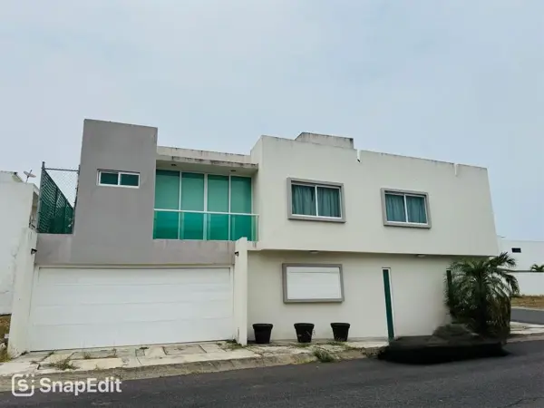 VENDO CASA EN ESQUINA EN LA RIVIERA VERACRUZANA, CERCA DE WALMART EXPRESS Y DE PLAZA EL DORADO