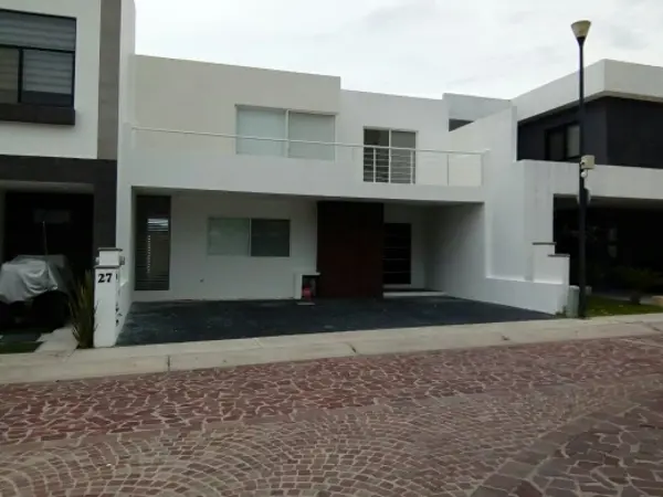 Linda casa con 4 habitaciones con baño