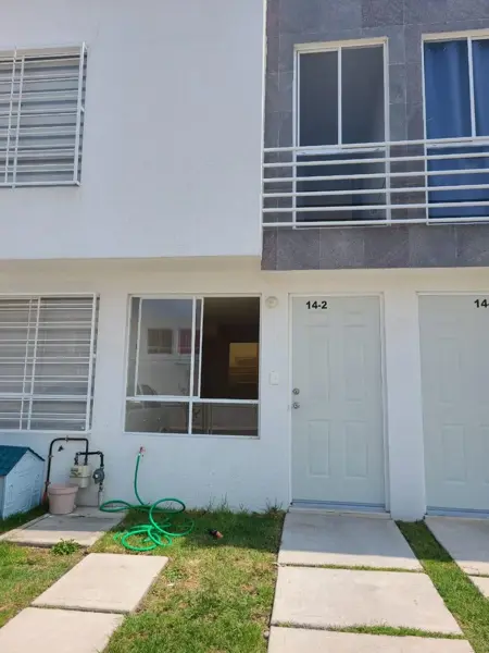 Excelente Casa, Todo en Regla, Amplio Patio de Servicio.