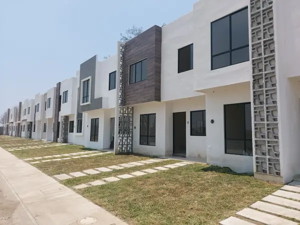 CASA EN VENTA EN RESIDENCIAL DEL BOSQUE CON RECAMARA EN PLANTA BAJA