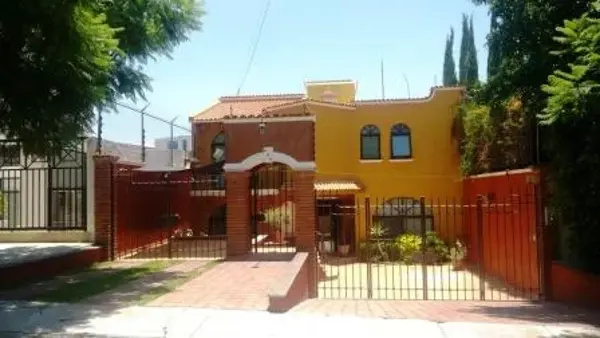 Casa de dos niveles con jardín ideal para familias