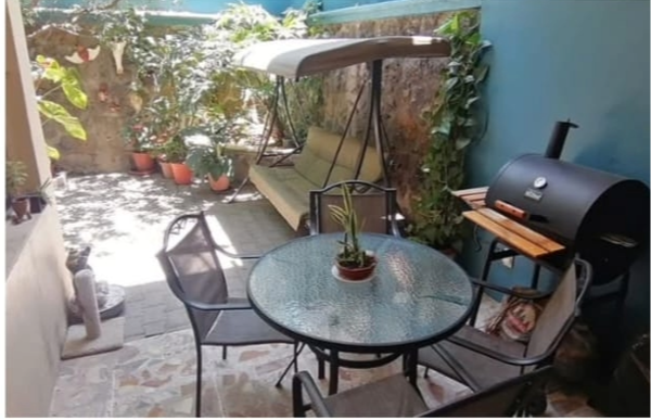 Casa SOLA en venta escriturada y libre de gravamen.