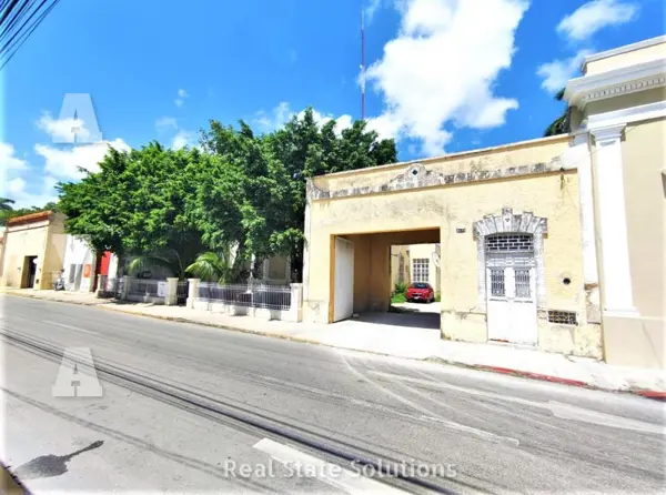 Casa Antigua en Venta de 6 Recámaras, en Amplio Terreno en Santa Ana, Mérida.