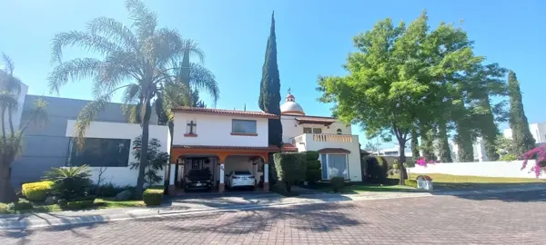 Residencia en Venta Estilo Colonial Mexicano en El Fraccionamiento Los Encinos