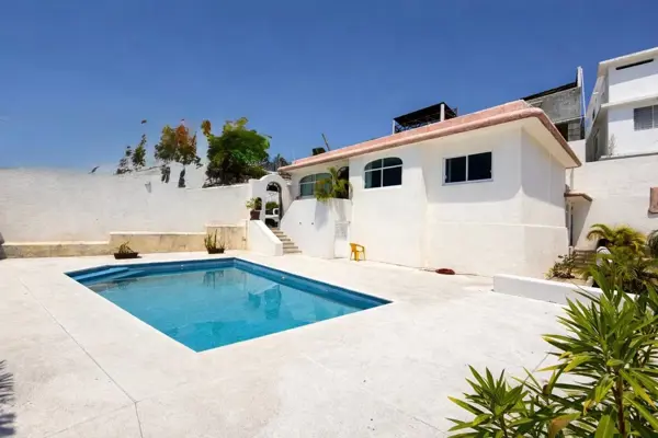 Casa con alberca en venta a unos minutos de Caleta