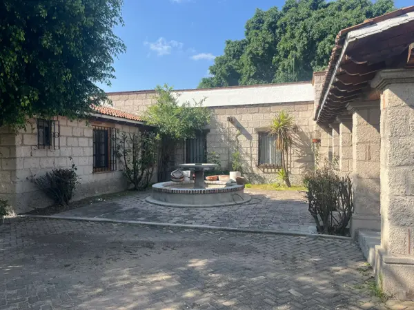 OPORTUNIDAD $ EN PLENO CORAZON DEL PUEBLITO CORREG. CASONA CON AMPLIOS JARDINES,DENTRO DE LA PRIVADA