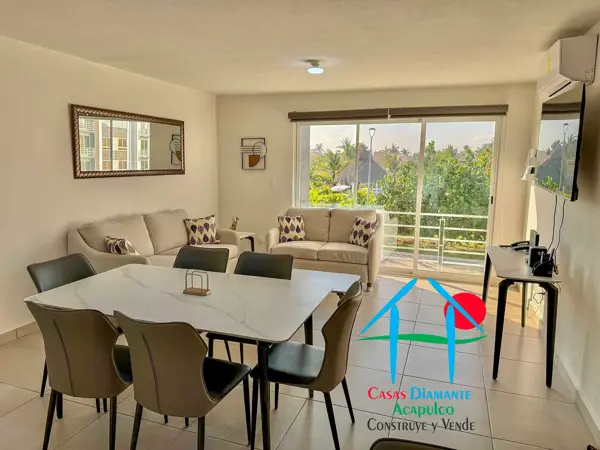 Departamento con 4 recámaras y balcón con vista a las áreas comunes