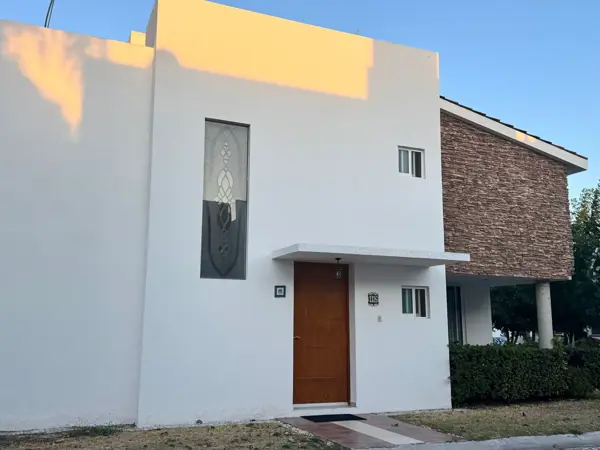 Casa con jardín y recámara en planta baja en Privada Los Frailes, Corregidora.