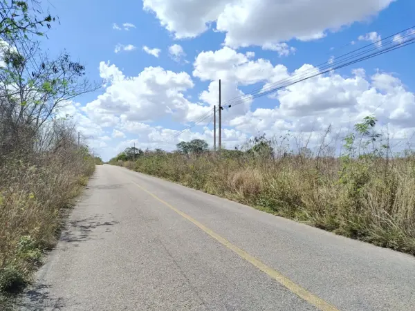 Terreno en venta sobre carretera en Conkal, Yucatán; de 1 hectárea
