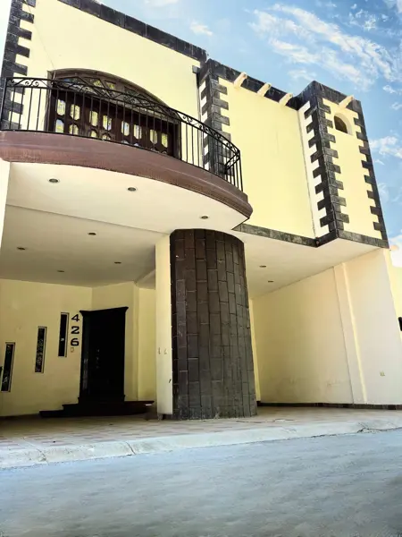 Hermosa Casa en venta y renta de 3 niveles en las Granjas Gómez Palacio