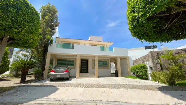 CASA EN RENTA EN LOMAS DE ANGELOPOPLIS II, 4 RECAMARAS, RECAMARA EN PB, AMPLIO JARDIN